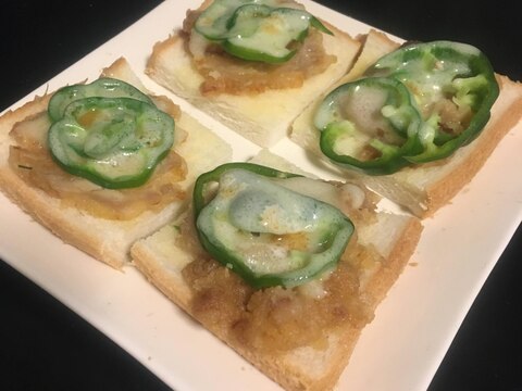 鶏のから揚げ、ピーマンチーズと食パンでおつまみ